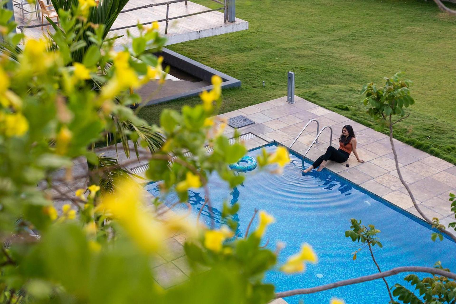 Open House By Stayvista: Nature Retreat with Pool & Expansive Lawn Shikrapur Exterior photo