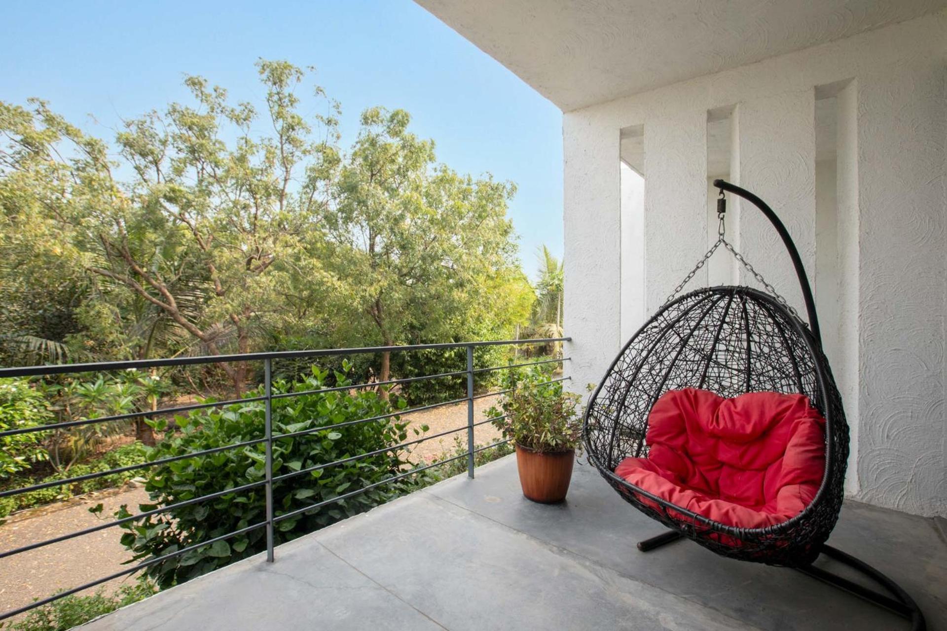 Open House By Stayvista: Nature Retreat with Pool & Expansive Lawn Shikrapur Exterior photo